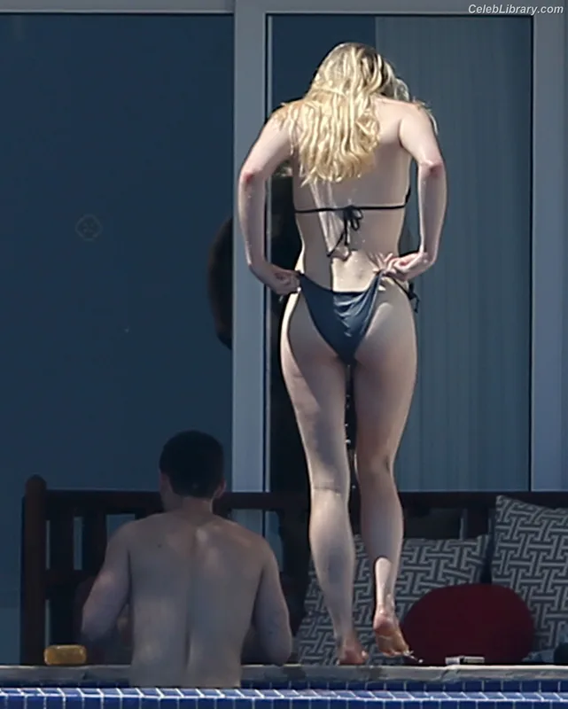 Sophie Turner photo 8 of 479