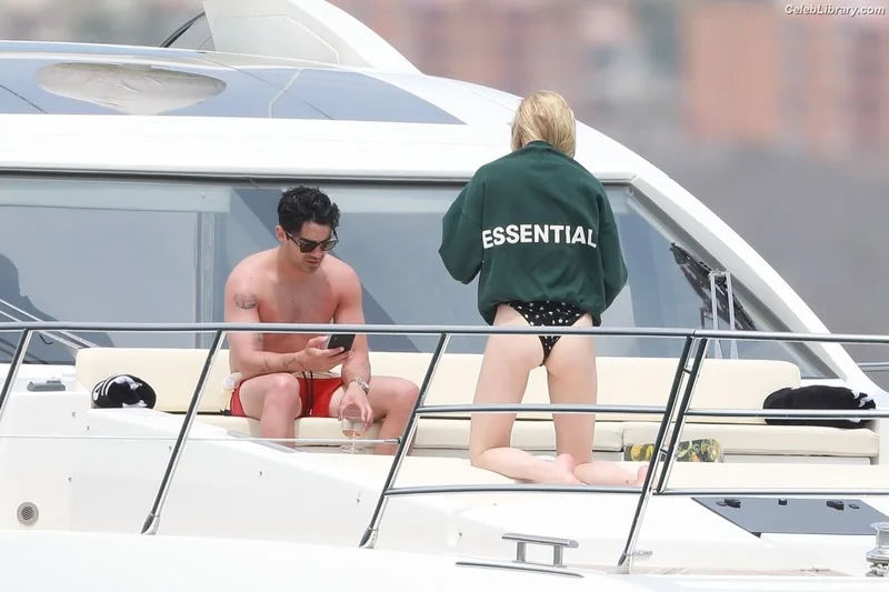 Sophie Turner photo 20 of 479