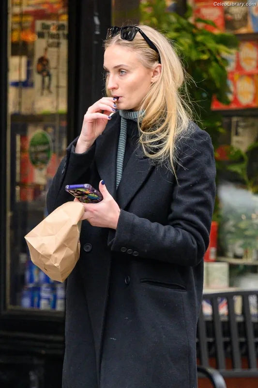 Sophie Turner photo 22 of 479