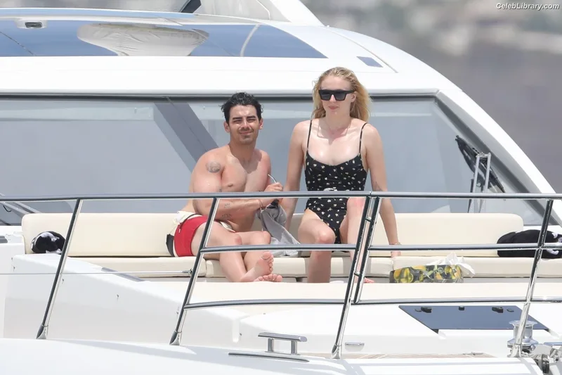 Sophie Turner photo 23 of 479