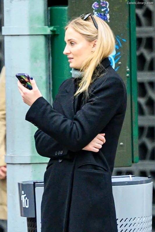 Sophie Turner photo 3 of 479