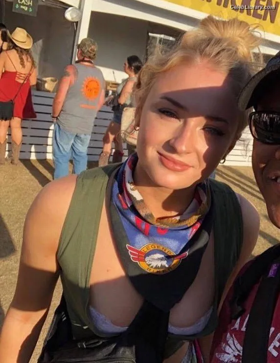 Sophie Turner photo 4 of 479