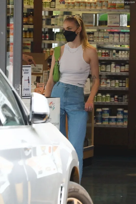 Sophie Turner photo 7 of 479