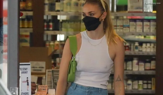 Sophie Turner photo 8 of 479
