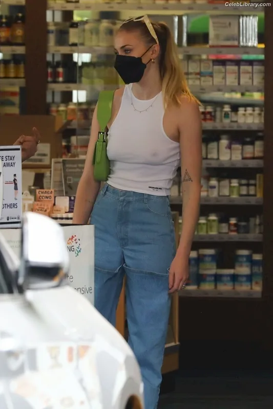 Sophie Turner photo 18 of 479
