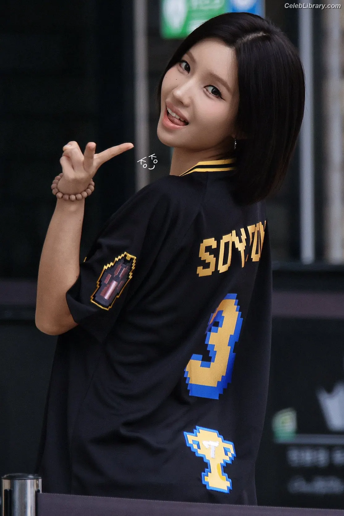 Soyeon  (G)I-IDLE photo 4 of 821