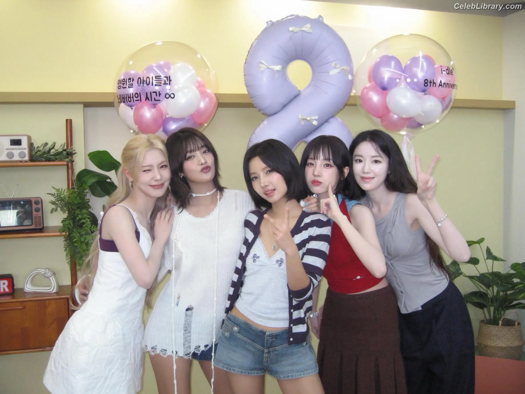 Soyeon  (G)I-IDLE photo 7 of 821