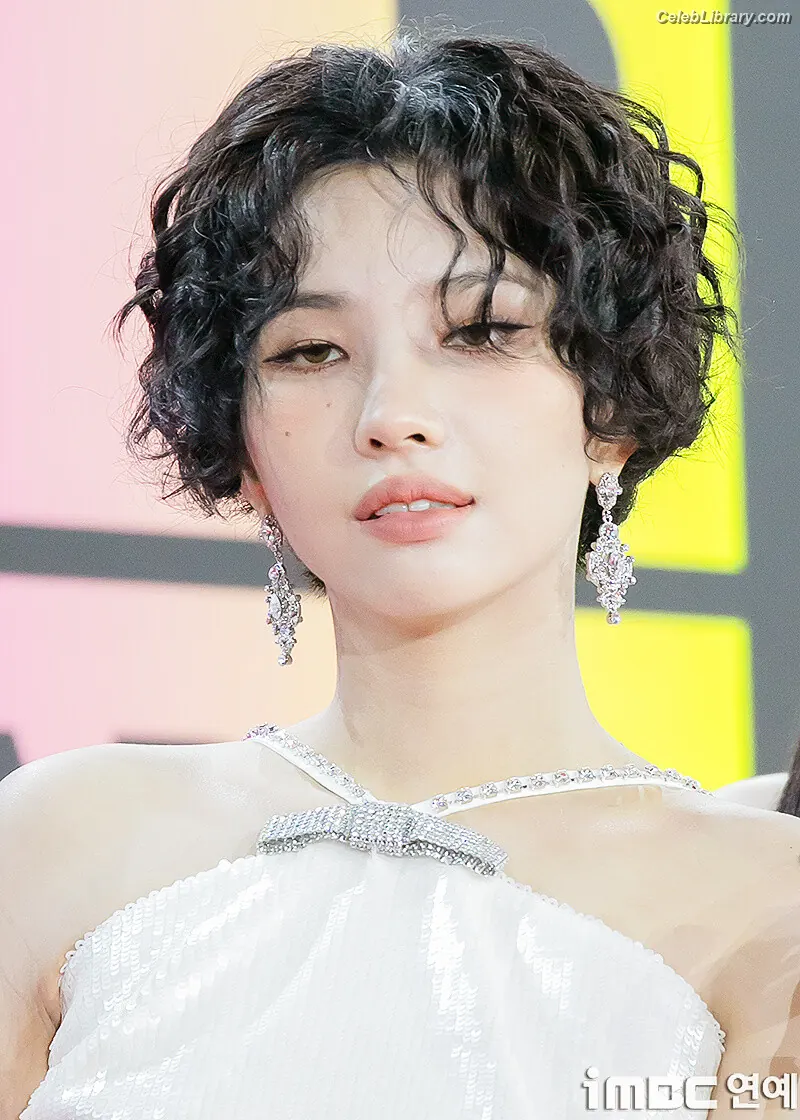 Soyeon (G)I-IDLE photo 12 of 821