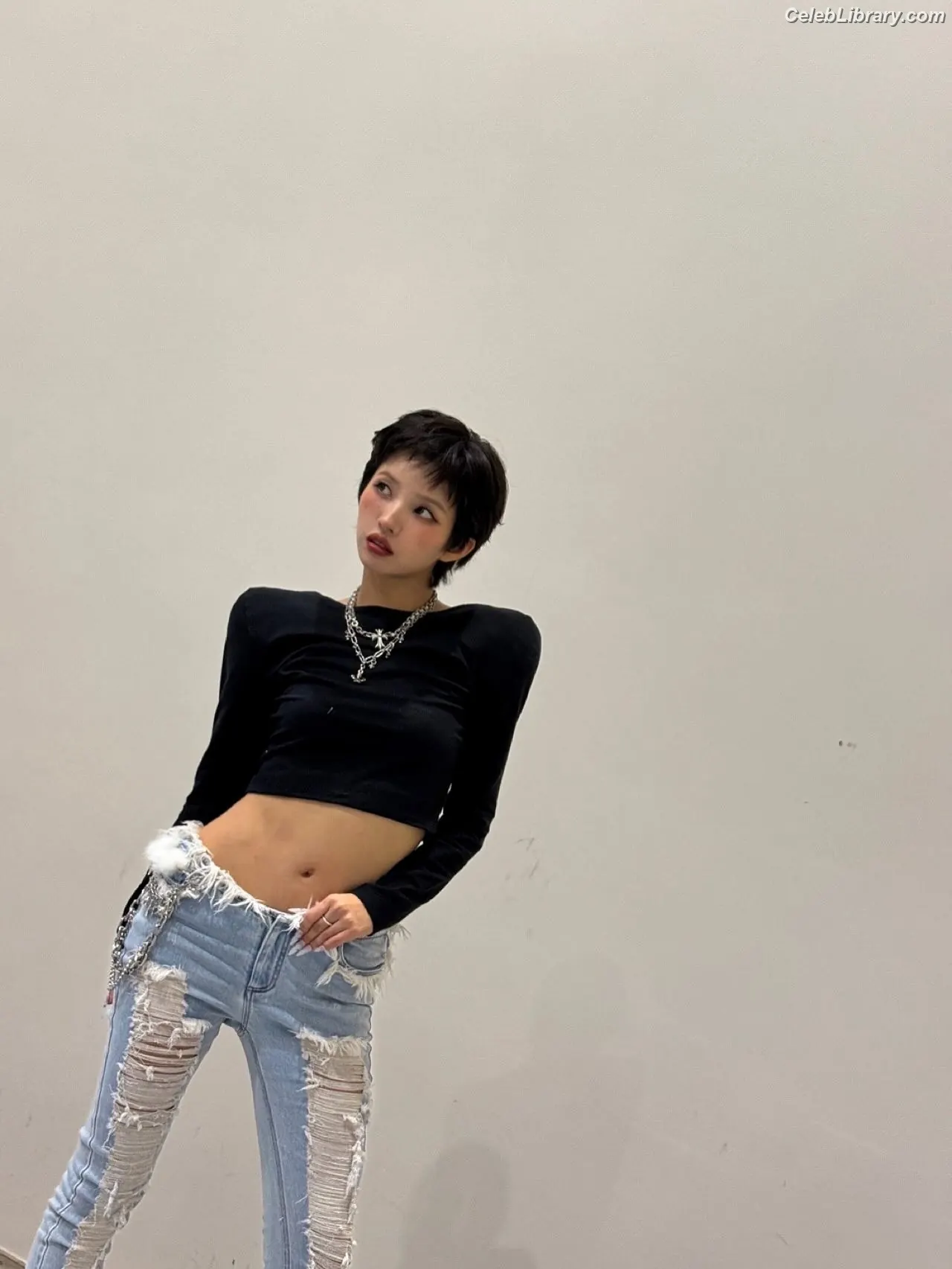 Soyeon  (G)I-IDLE photo 23 of 821