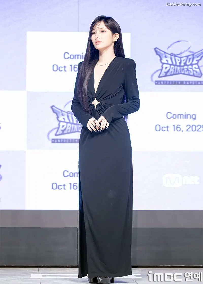 Soyeon  (G)I-IDLE photo 15 of 821