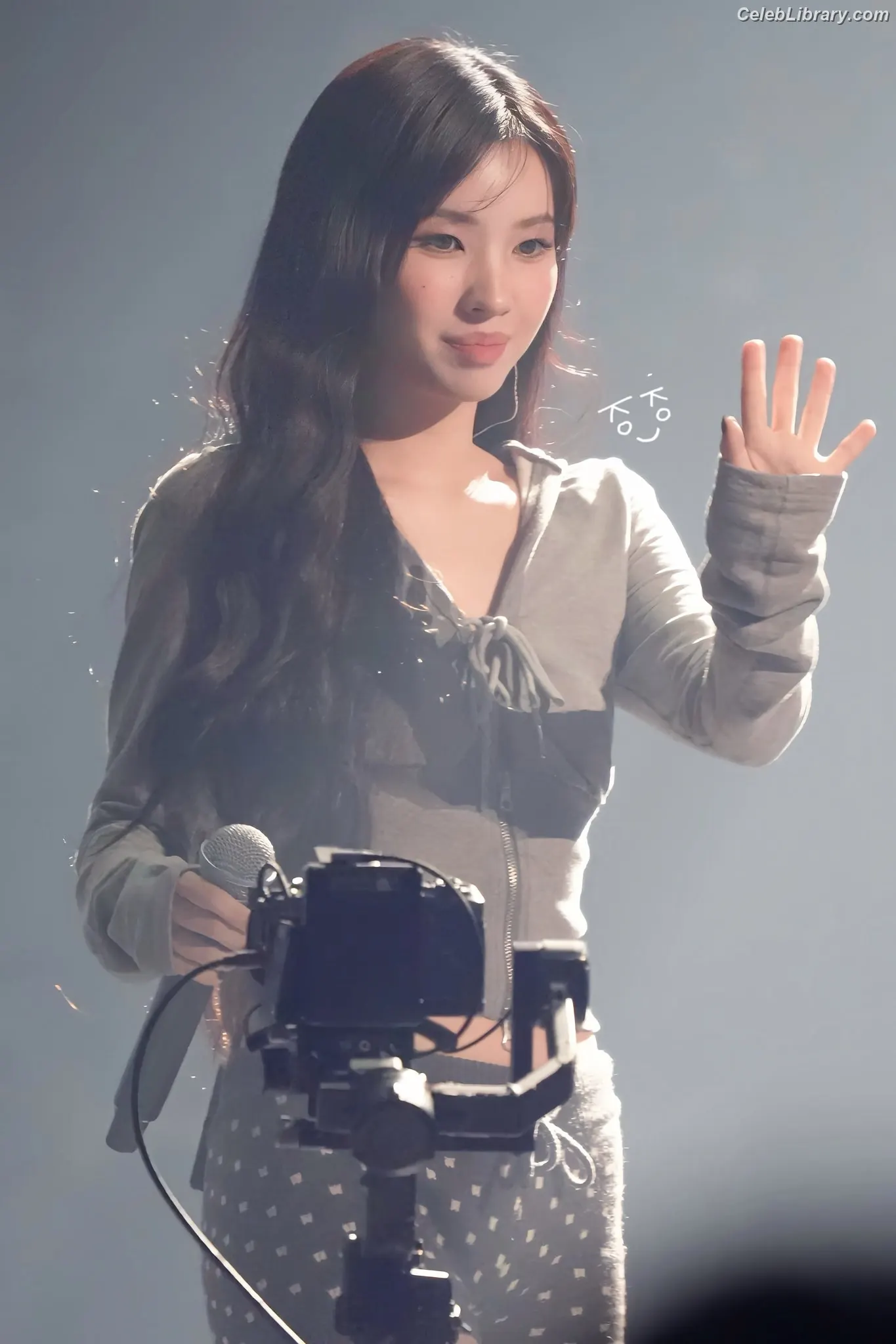 Soyeon  (G)I-IDLE photo 2 of 821