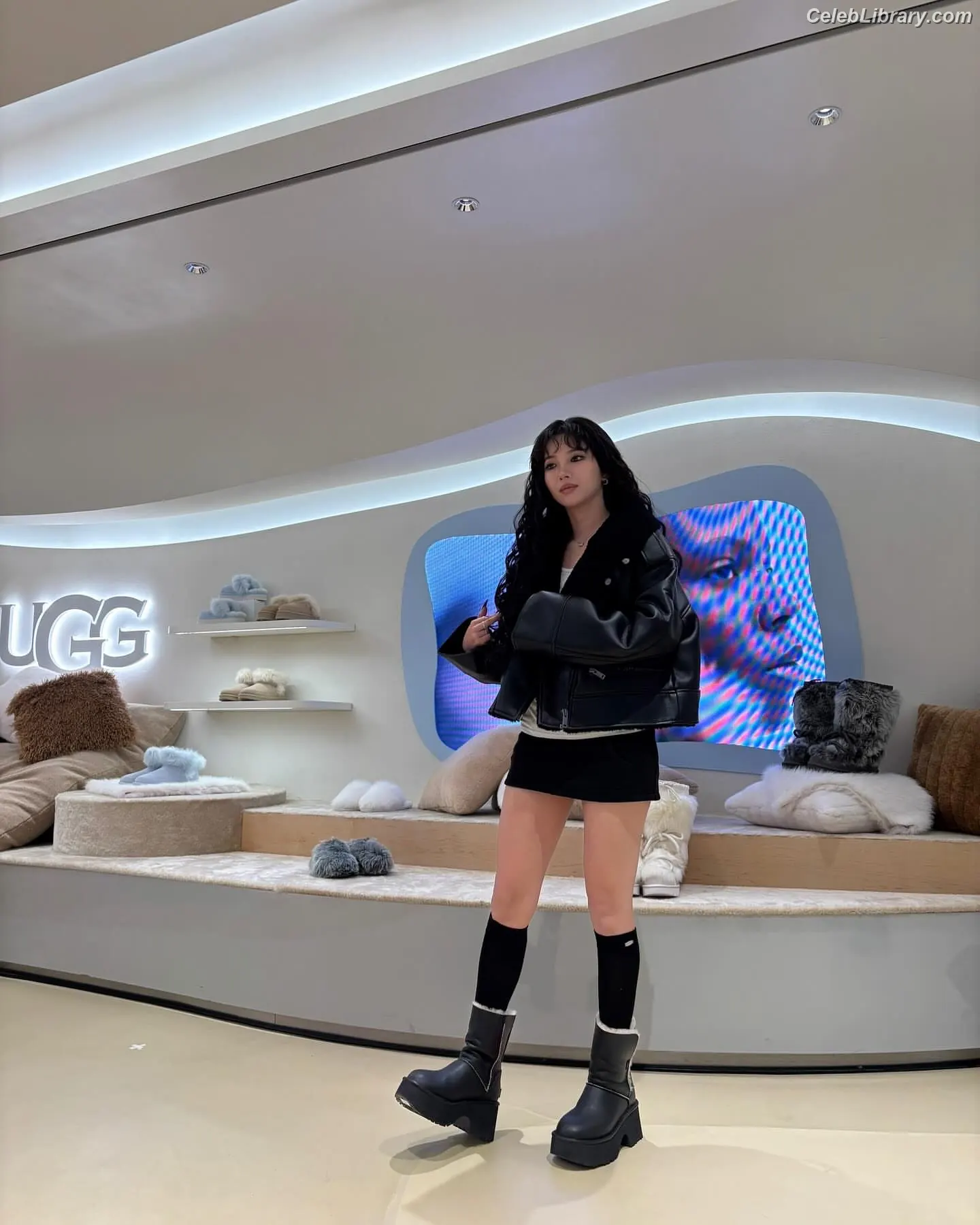 Soyeon (G)I-IDLE photo 1 of 821