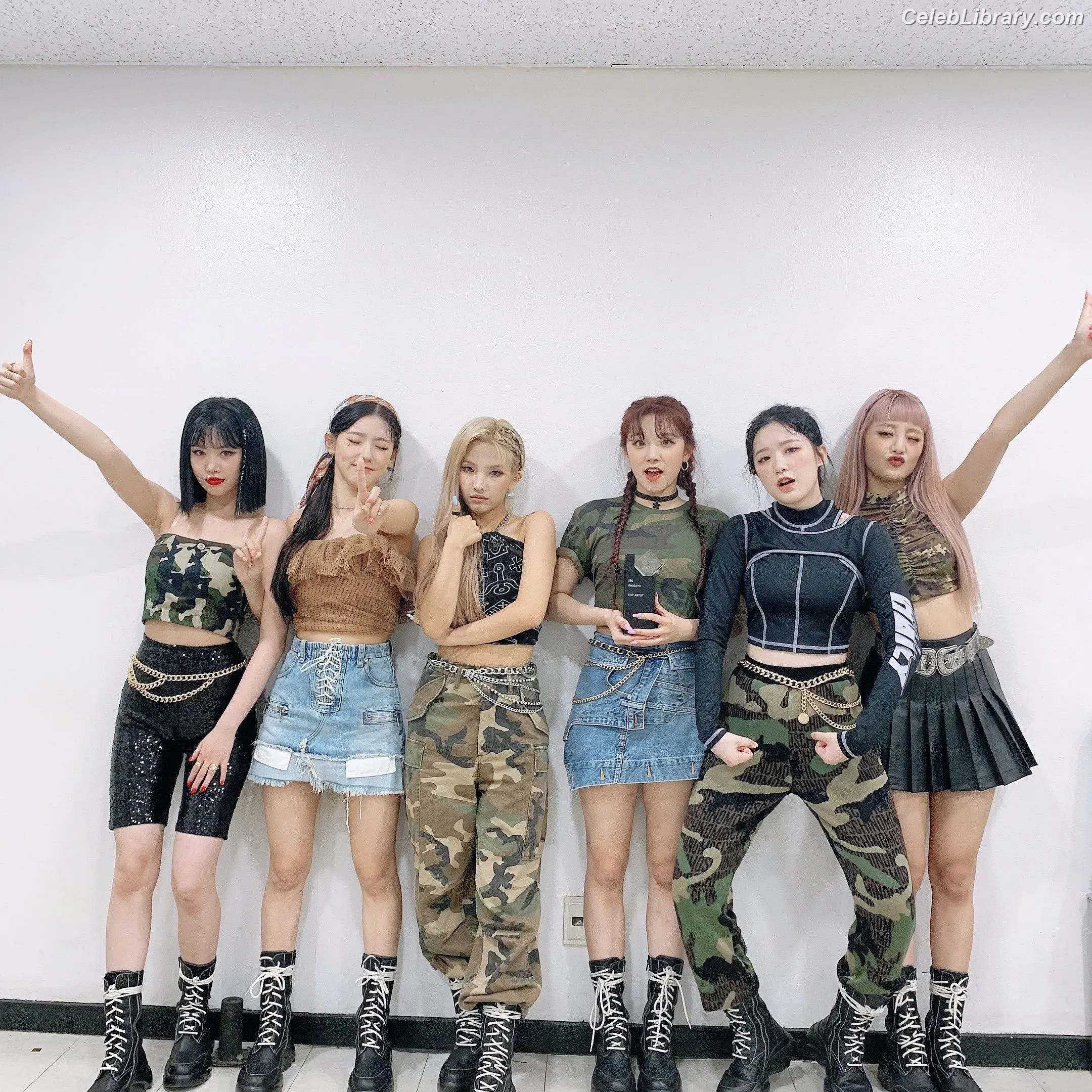 Soyeon  (G)I-IDLE photo 1 of 821