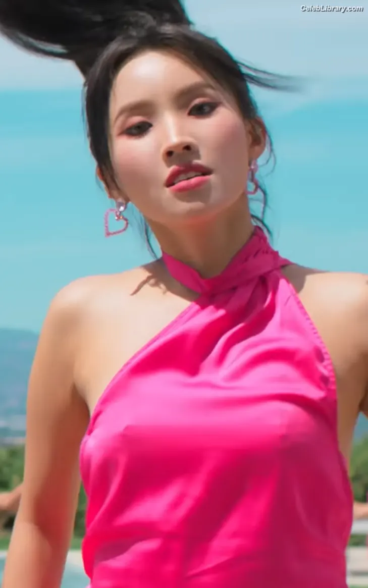Soyeon  (G)I-IDLE photo 13 of 821
