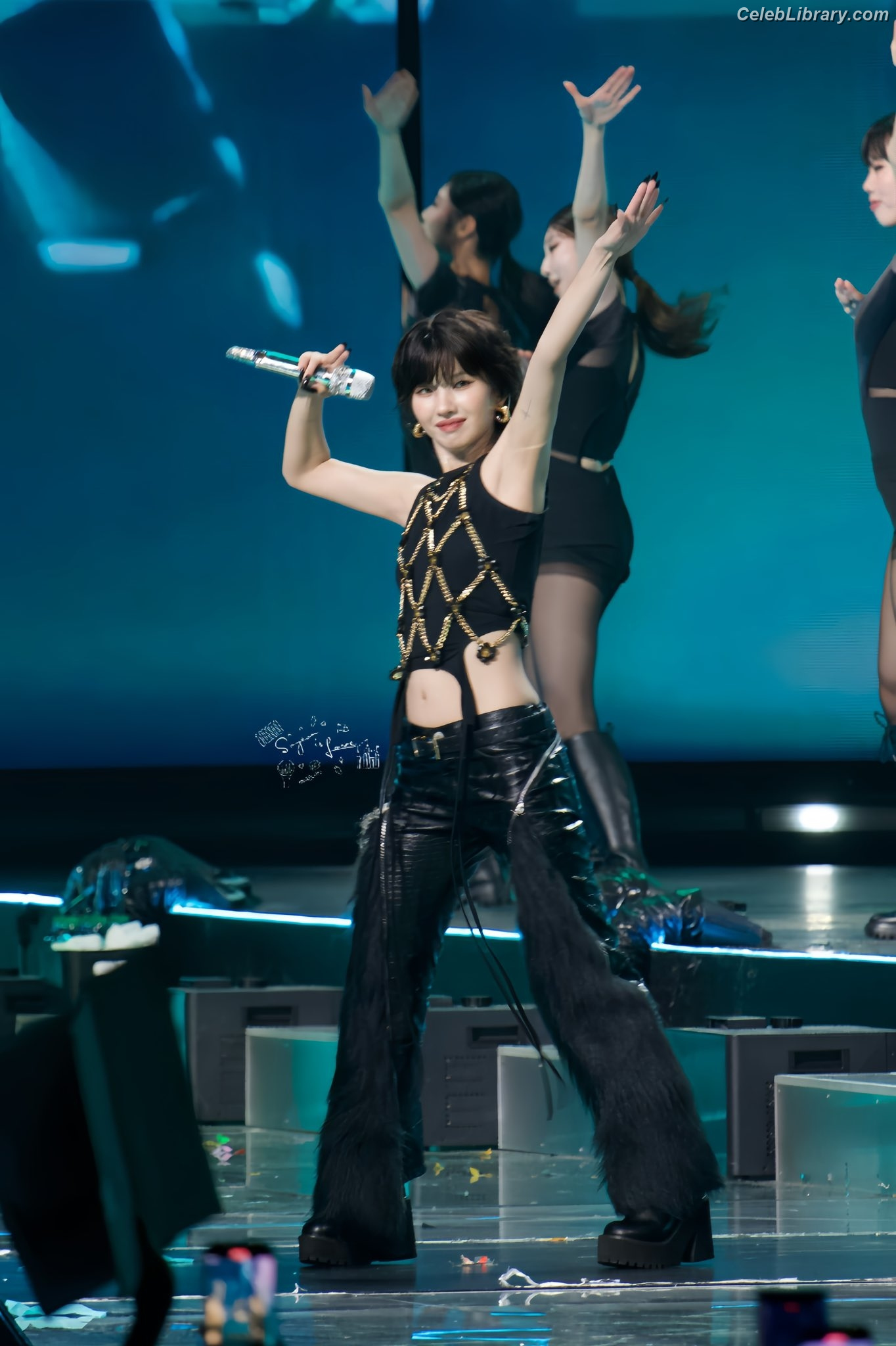 Soyeon  (G)I-IDLE photo 14 of 822