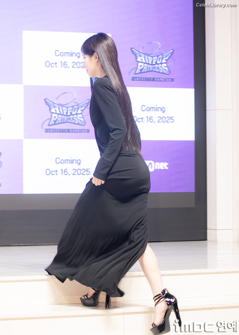 Soyeon  (G)I-IDLE photo 1 of 822