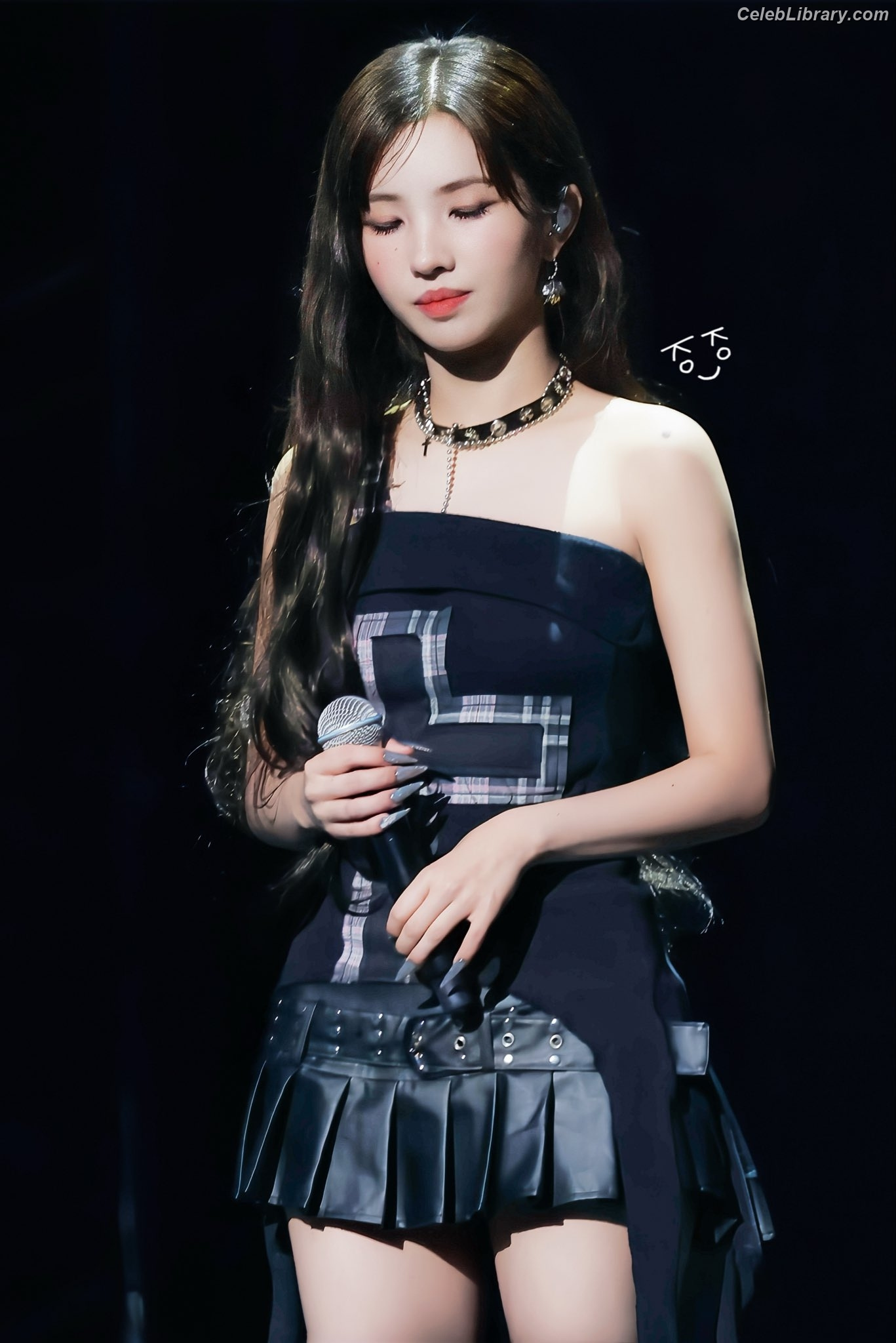 Soyeon  (G)I-IDLE photo 1 of 822
