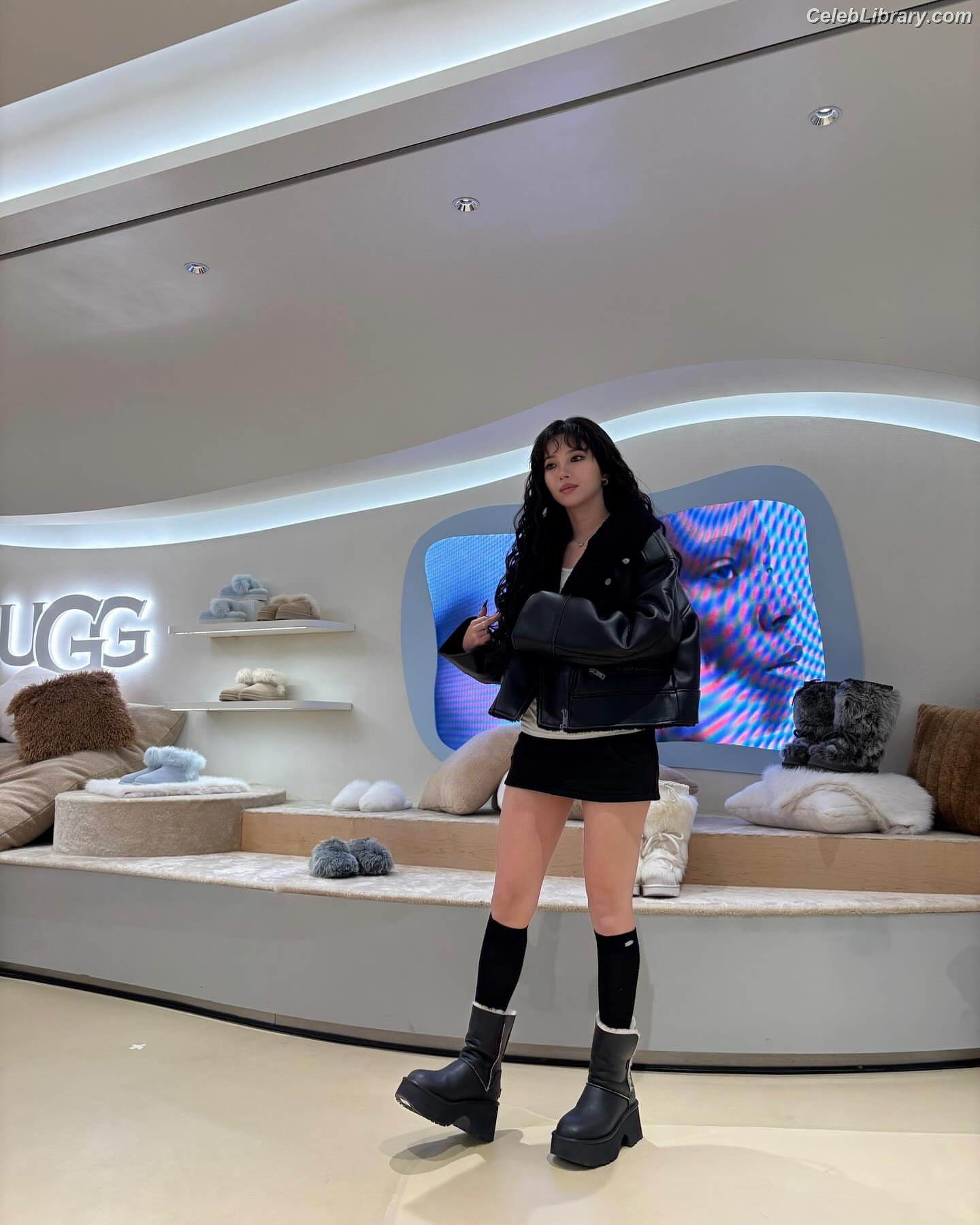 Soyeon  (G)I-IDLE photo 1 of 822
