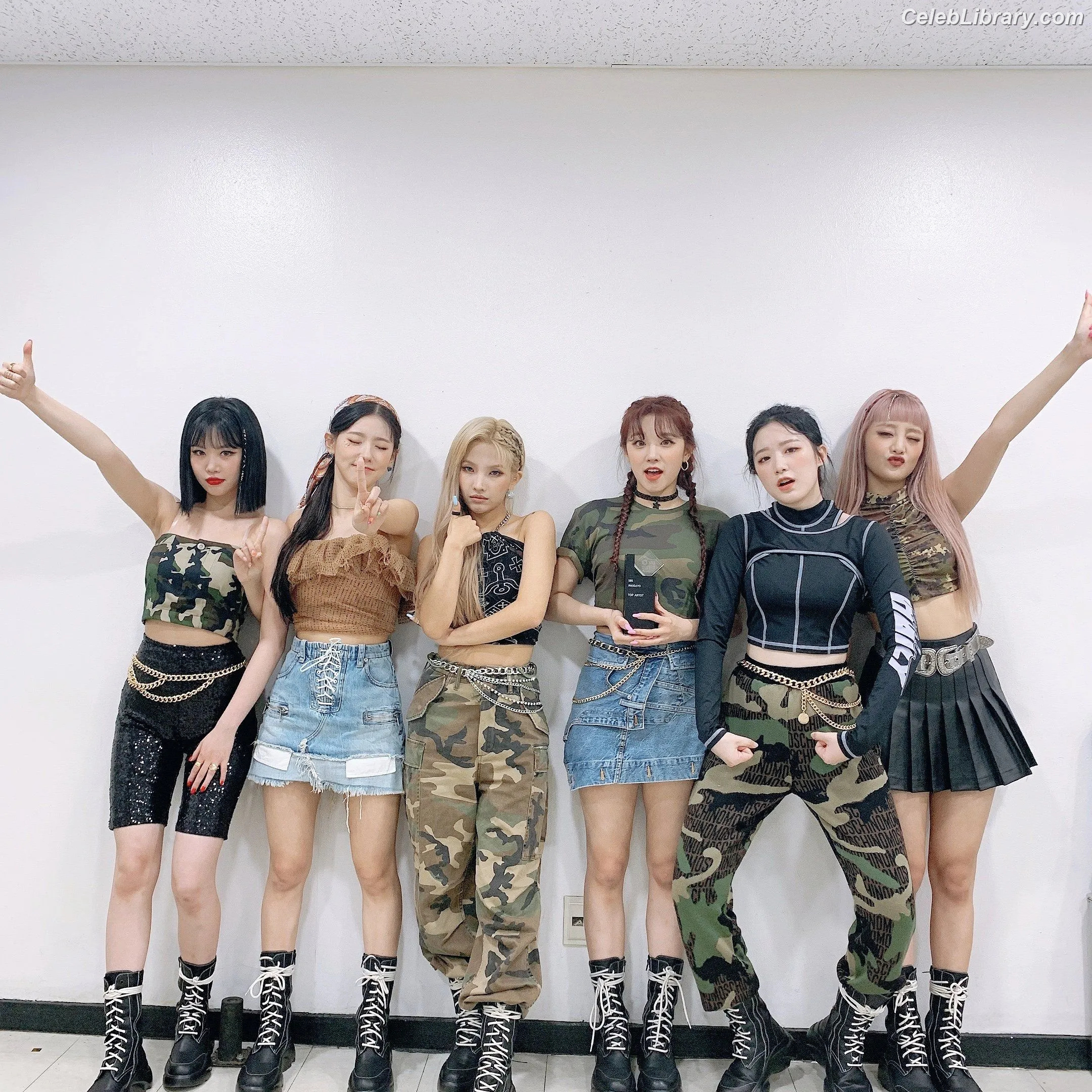 Soyeon  (G)I-IDLE photo 1 of 822