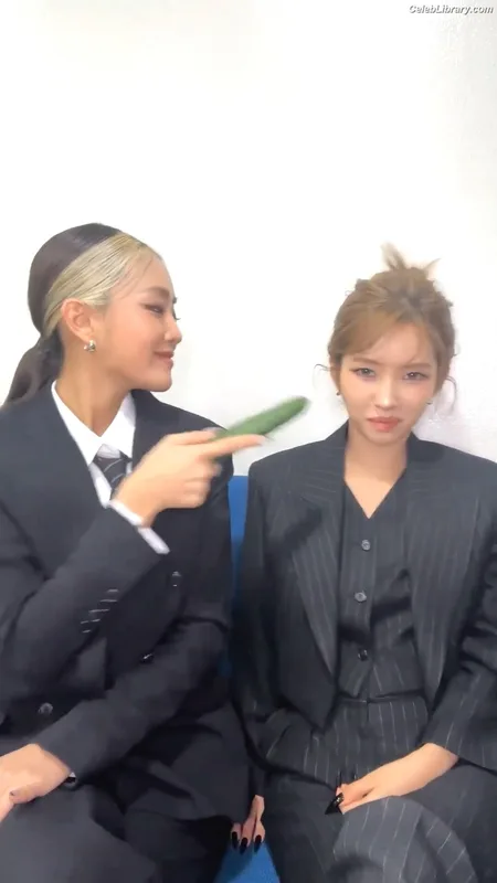 Soyeon  (G)I-IDLE photo 1 of 822