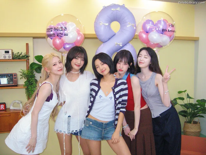 Soyeon  (G)I-IDLE photo 15 of 822