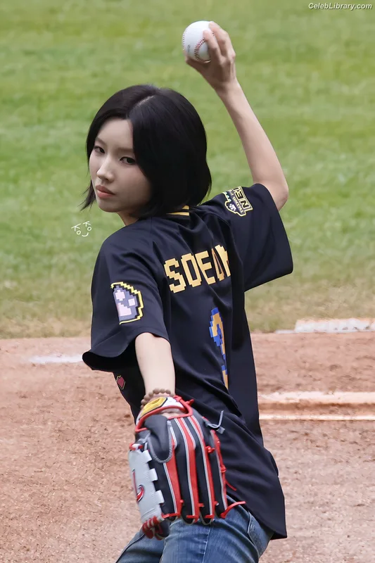 Soyeon  (G)I-IDLE photo 2 of 822