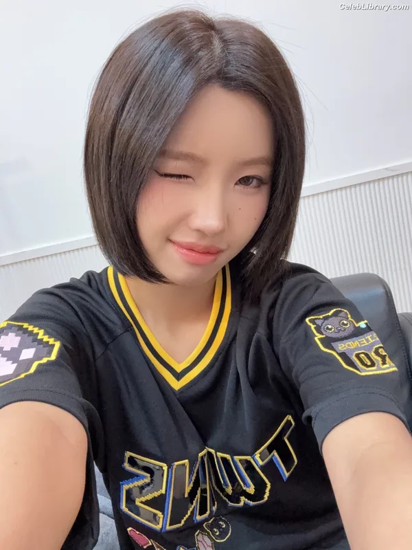 Soyeon  (G)I-IDLE photo 6 of 822