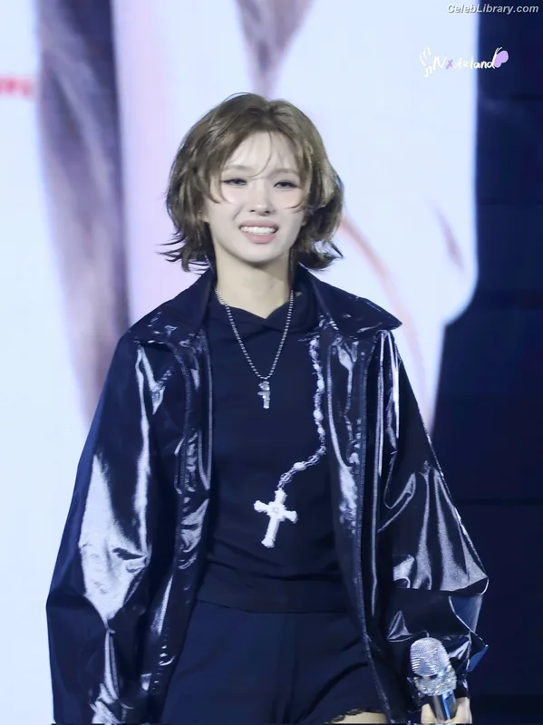 Soyeon  (G)I-IDLE photo 9 of 822