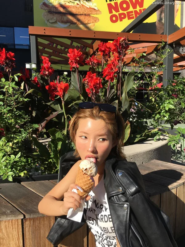 Soyeon  (G)I-IDLE photo 12 of 822