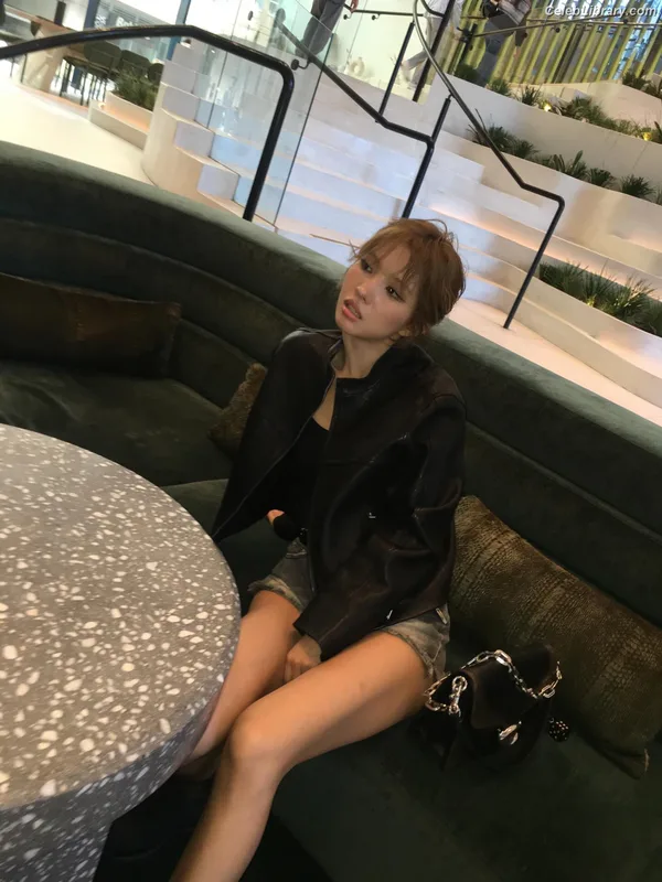 Soyeon  (G)I-IDLE photo 1 of 822