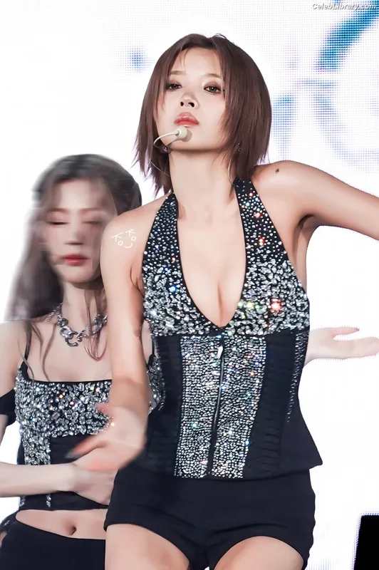 Soyeon  (G)I-IDLE photo 3 of 822