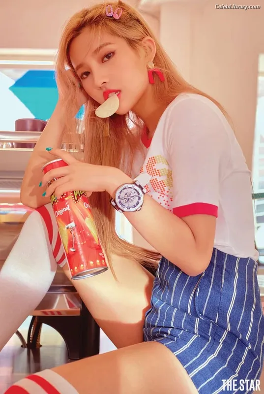 Soyeon  (G)I-IDLE photo 9 of 822
