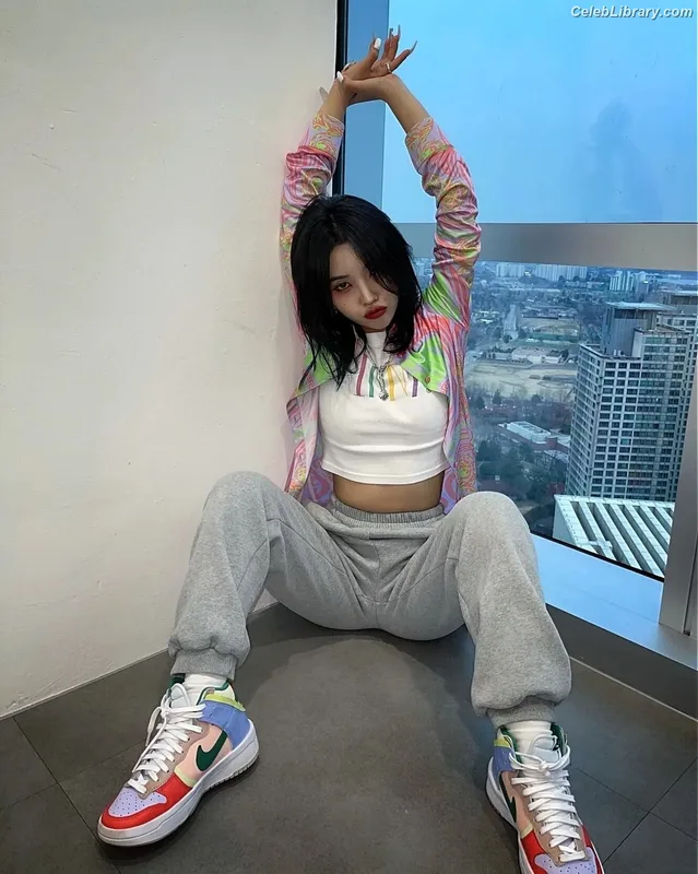 Soyeon  (G)I-IDLE photo 22 of 822