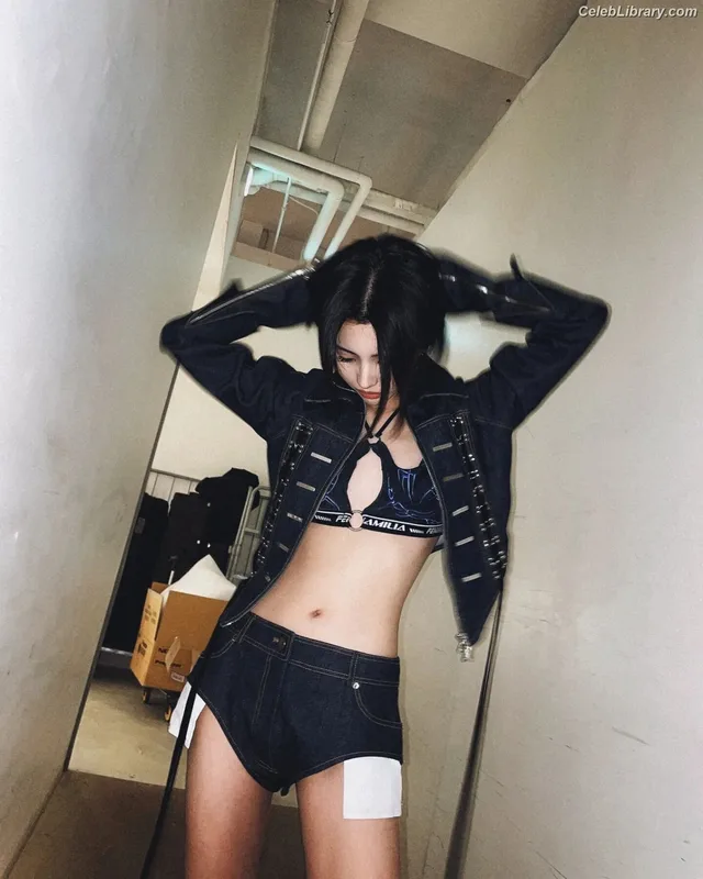 Soyeon  (G)I-IDLE photo 1 of 822