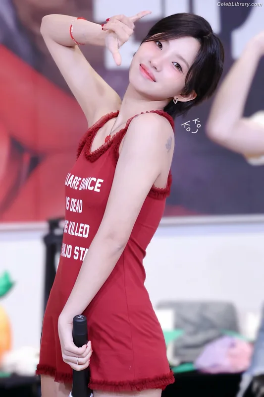 Soyeon  (G)I-IDLE photo 16 of 822