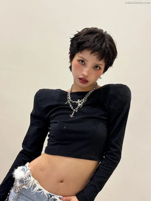 Soyeon  (G)I-IDLE photo 17 of 822