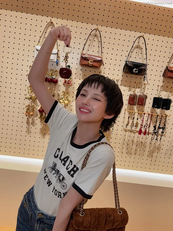 Soyeon  (G)I-IDLE photo 7 of 822