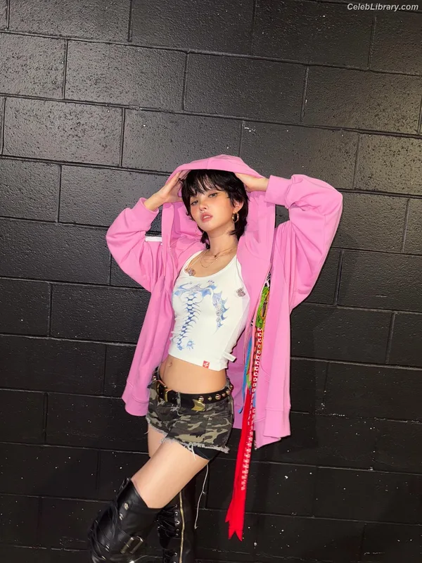 Soyeon  (G)I-IDLE photo 1 of 822