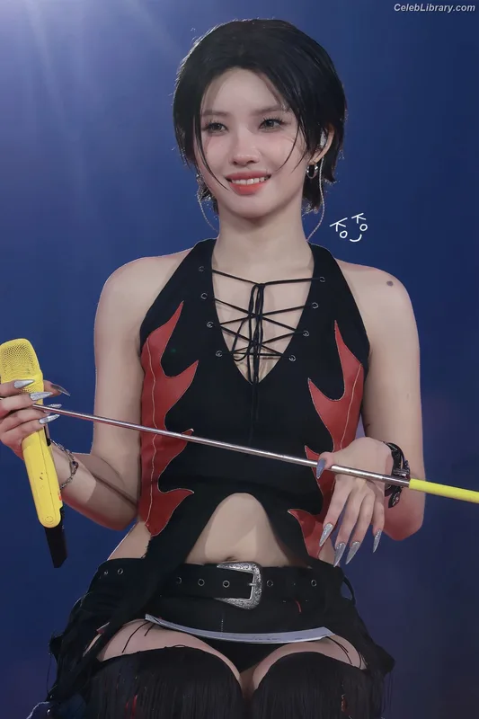 Soyeon  (G)I-IDLE photo 18 of 822