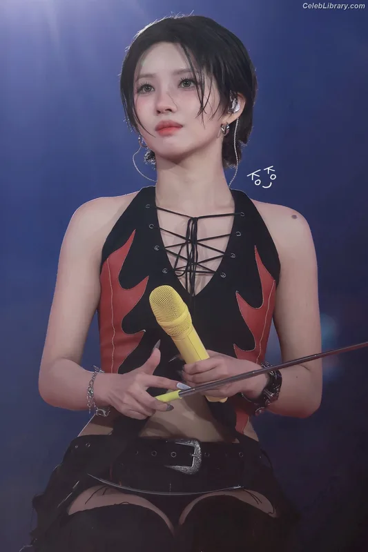 Soyeon  (G)I-IDLE photo 19 of 822
