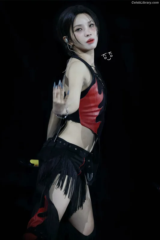 Soyeon  (G)I-IDLE photo 21 of 822