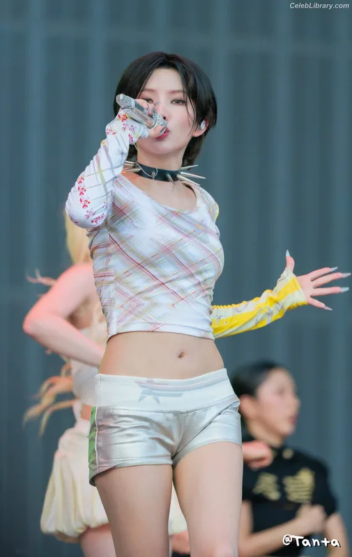 Soyeon  (G)I-IDLE photo 15 of 822
