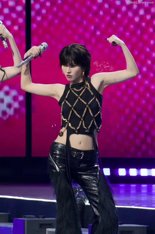 Soyeon  (G)I-IDLE photo 13 of 822