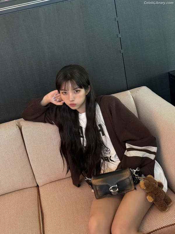 Soyeon  (G)I-IDLE photo 1 of 822