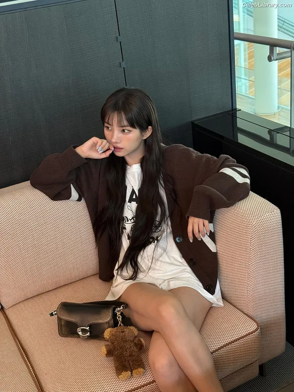 Soyeon  (G)I-IDLE photo 2 of 822