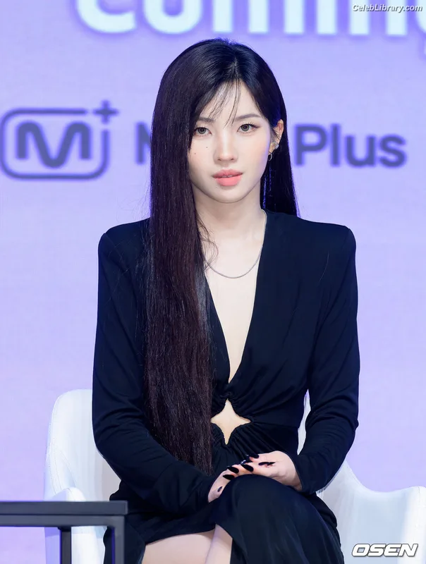 Soyeon  (G)I-IDLE photo 12 of 822