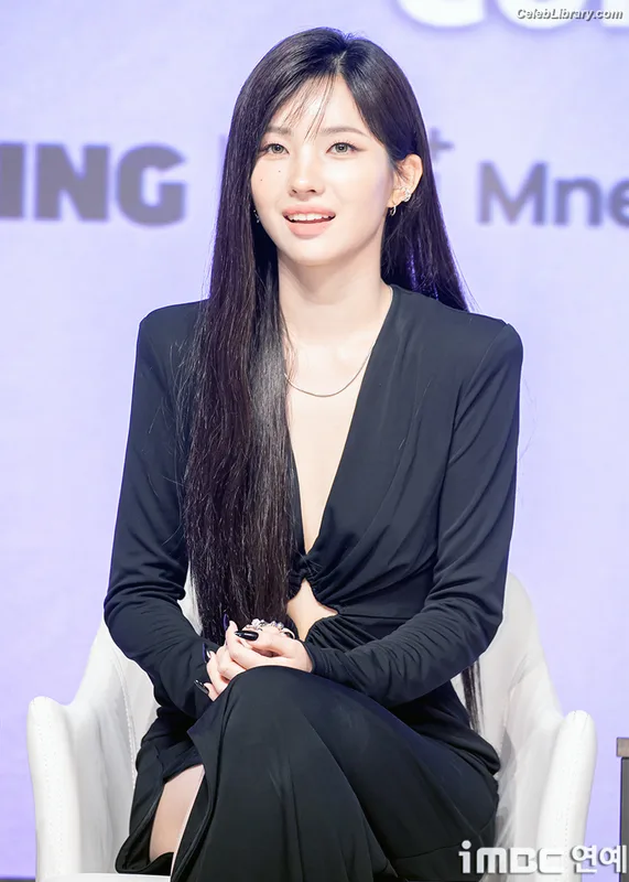 Soyeon  (G)I-IDLE photo 13 of 822