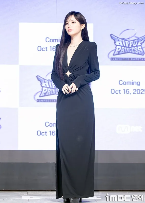 Soyeon  (G)I-IDLE photo 15 of 822