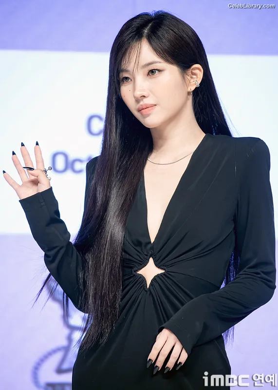 Soyeon  (G)I-IDLE photo 21 of 822