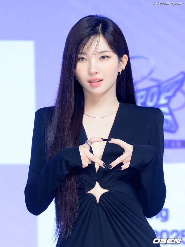 Soyeon  (G)I-IDLE photo 22 of 822